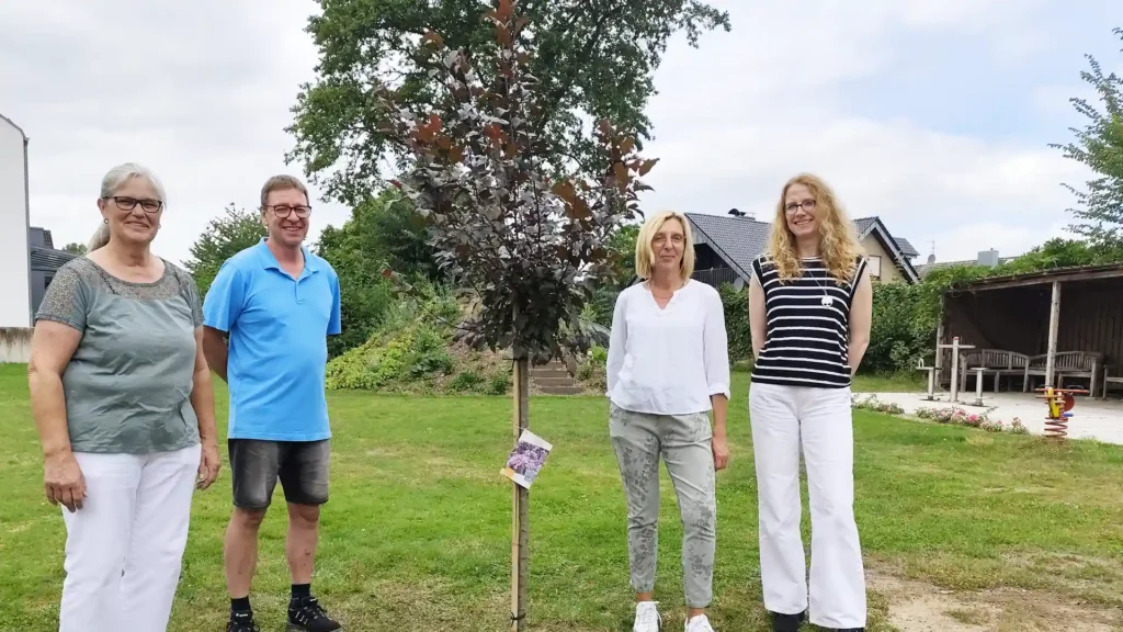 Apfelbaum gepflanzt, Bild vom Team Altenzentrum