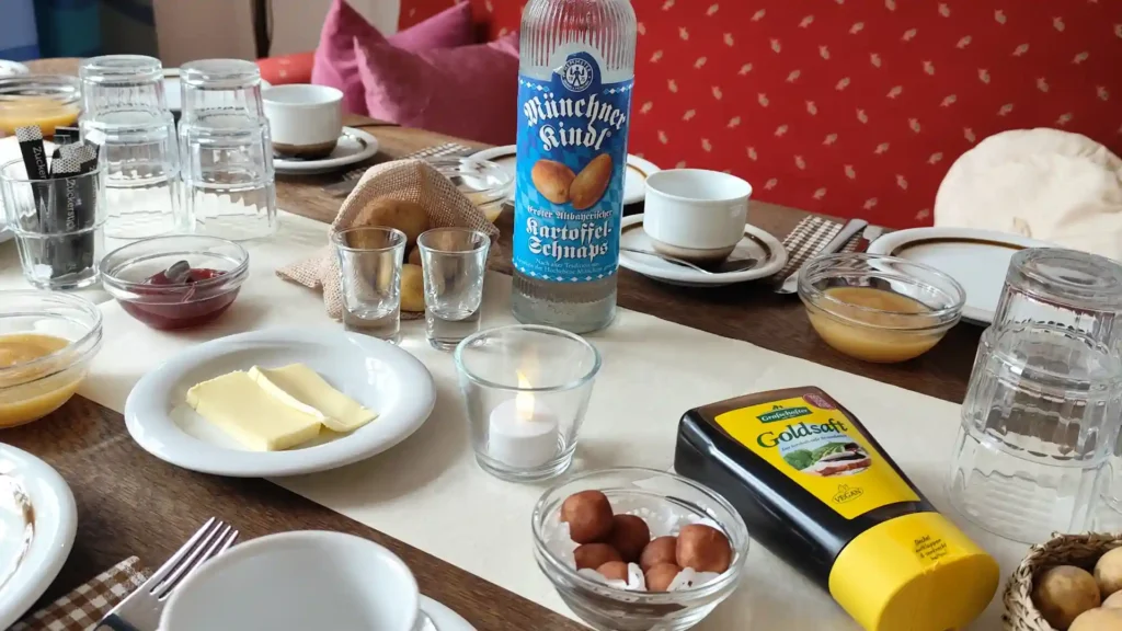 Erntedankfest, gedeckter Tisch mit Flasche Kartoffelschnaps