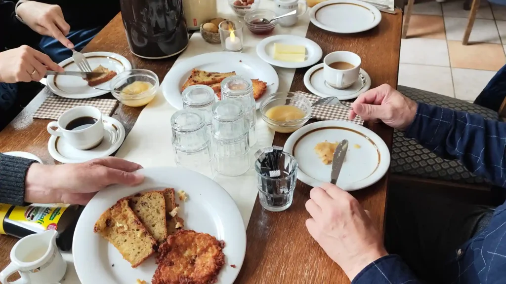Erntedankfest, Senioren essen am Tisch