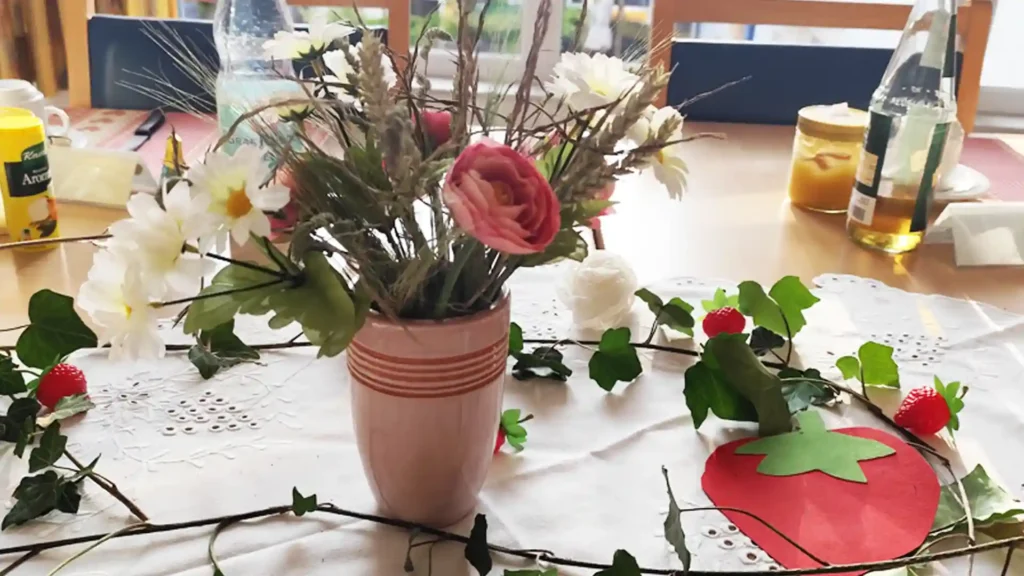 Erdbeerzeit im Altenzentrum, Blumenstrauss