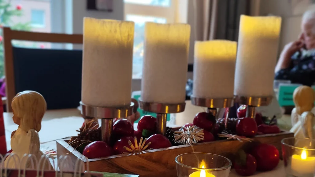 Weihnachten im Altenpflegeheim, Tischdekoration Adventskerzen