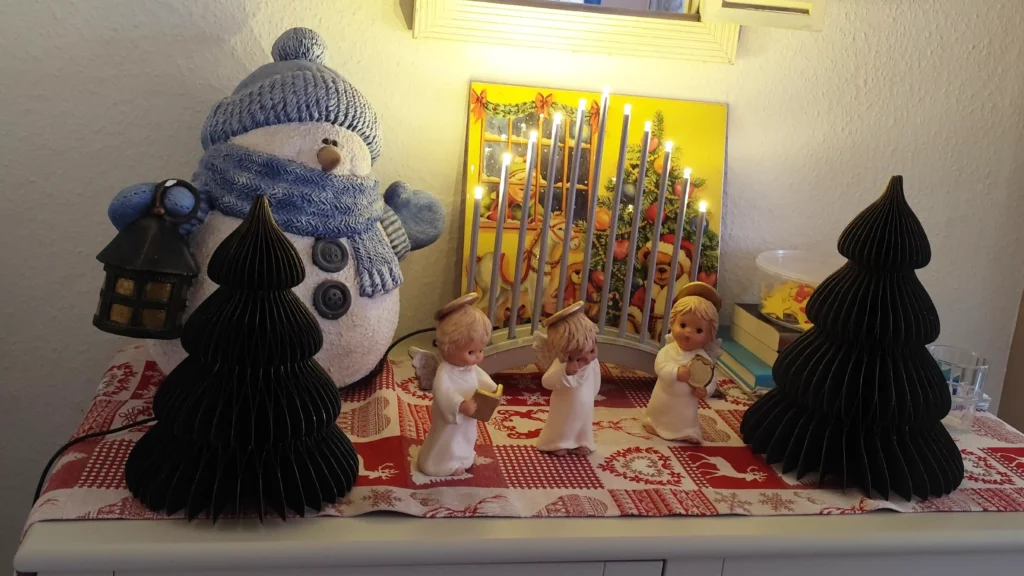 Weihnachten im Altenpflegeheim, Weihnachtstisch mit Kerzen